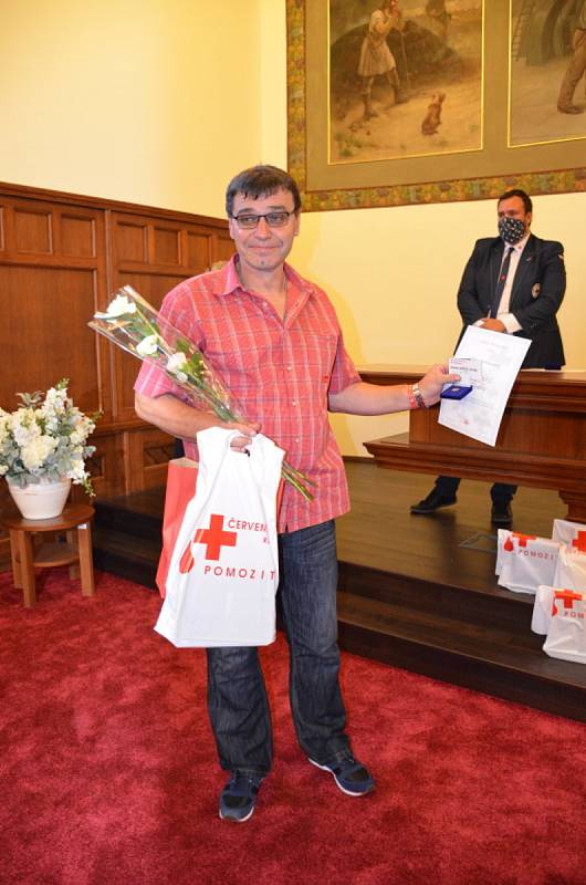Z oceňování dárců Zlatým křížem v Kladně.