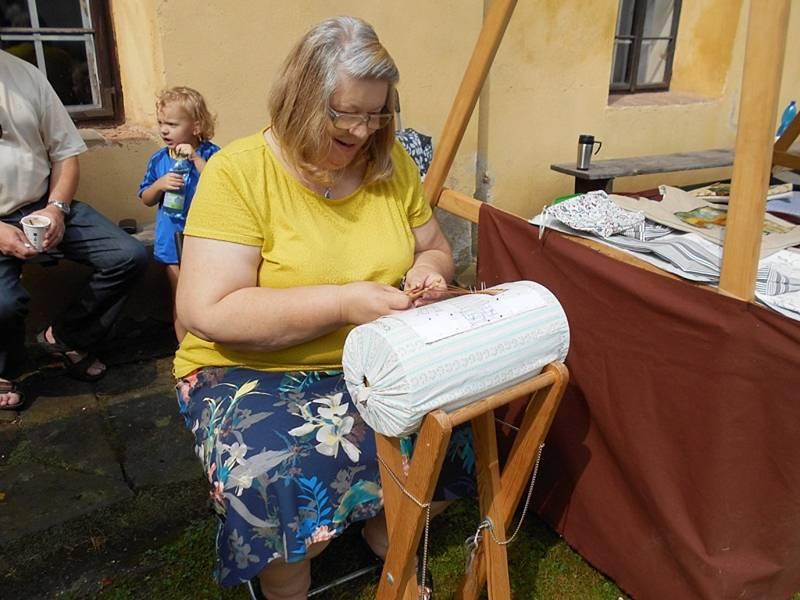 Jarmark na dvoře Cífkova statku ve Třebízi.