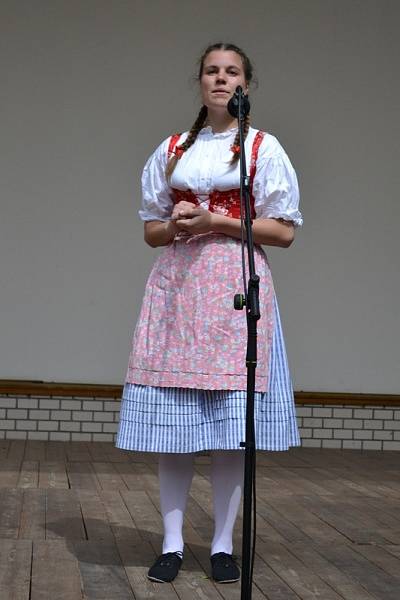 Nedělní program folklorního festivalu v místním amfiteátru.