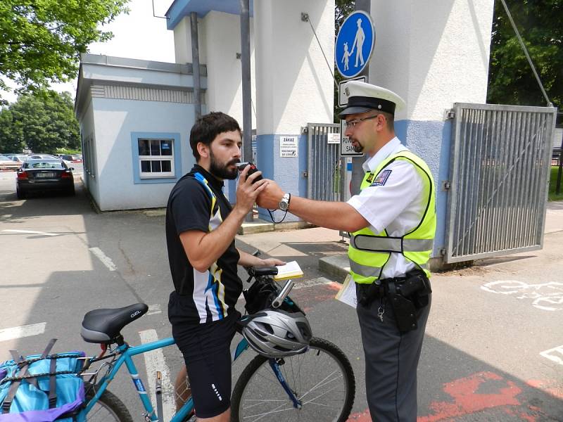 Policisté kontrolují cyklisty. Ilustrační snímek.