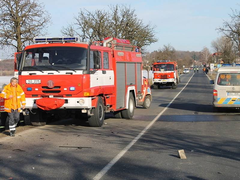 Tragická dopravní nehoda u Slaného si vyžádala tři mrtvé