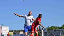 Slaný (v bílém) přehrálo 1:0 Libušín a poslalo ho o soutěž níž.