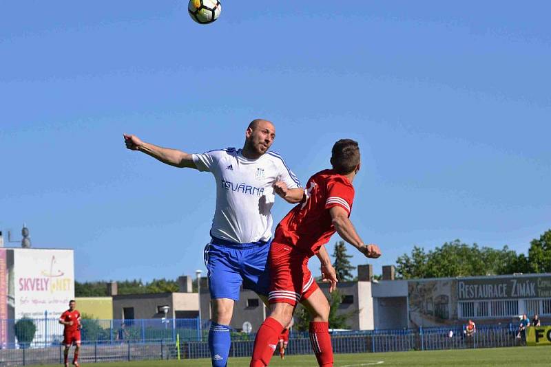 Slaný (v bílém) přehrálo 1:0 Libušín a poslalo ho o soutěž níž.