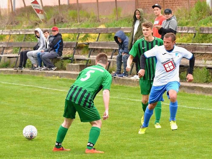 Brandýsek (v bílém) nedal šanci Kročehlavům a vyhrál 3:0.