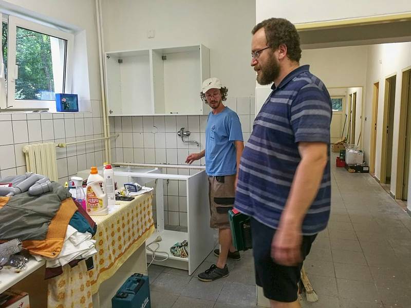 Farní charita Slaný otevřela nové charitní středisko v penzionu.