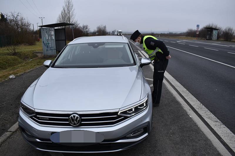 Policisté obestavěli hranice Kladenska, lidé nařízení vesměs dodržují.