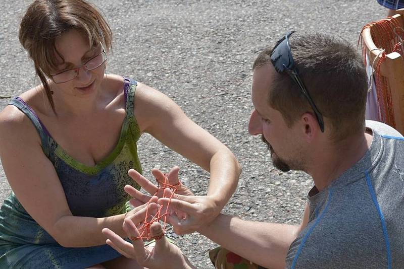 Děti si zkusily cvrnkání kuliček, čáru, hraní s céčky, přebíračku i skákání přes gumu.