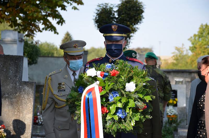 Poklonit se památce prvního československého prezidenta Tomáše Garrigue Masaryka přijeli v pondělí 14. září do Lán přední političtí představitelé, ale také zástupci Sokola a dalších organizací.