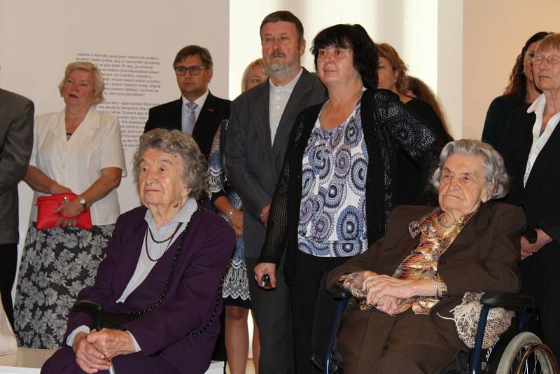 Ve čtvrtek 21. září bylo v prostoru stálé expozice umění v Lidicích předáno do místní sbírky dílo Stana Younga, které pro Lidice vytvořil v roce 1954.