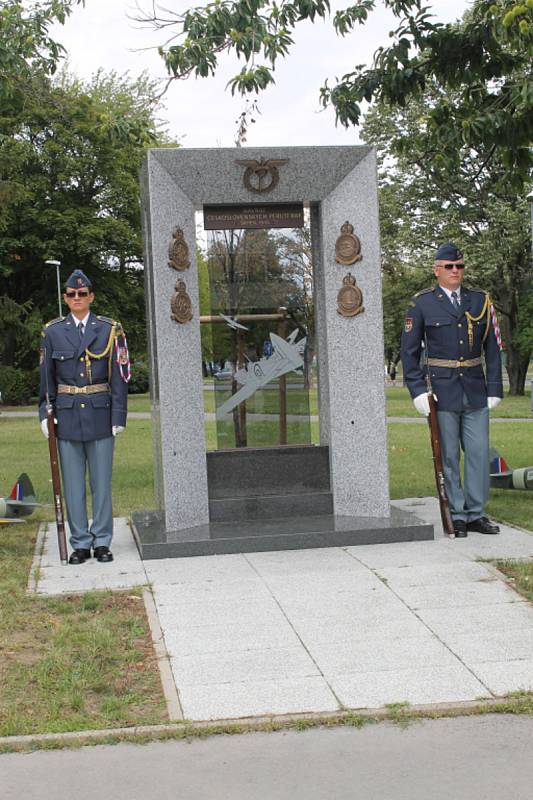 Na ruzyňském letišti si připomněli návrat československých pilotů.