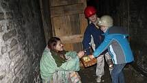 Děti šly s lampičkami do podzemí Mayrau
