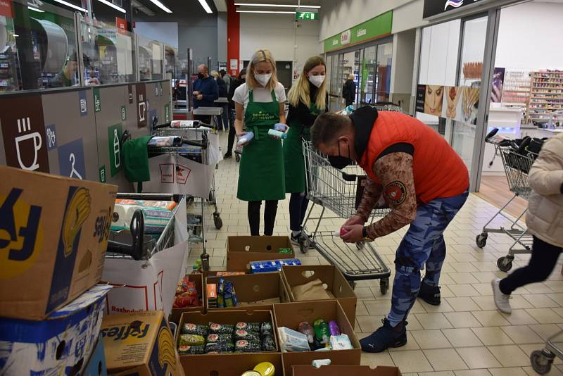 K celostátní Sbírce potravin se připojily i dva obchodní řetězce ve Slaném, Billa a Kaufland.