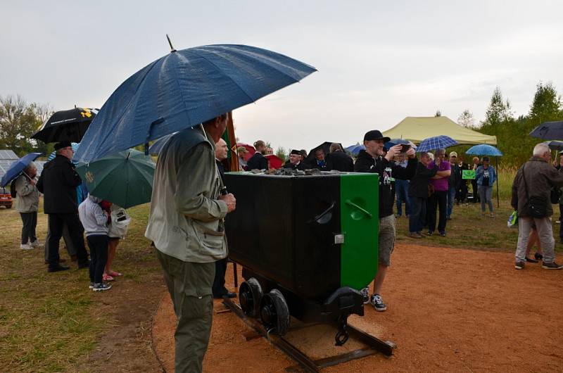 Odhalení památníku obětem důlního neštěstí v Tuchlovicích.