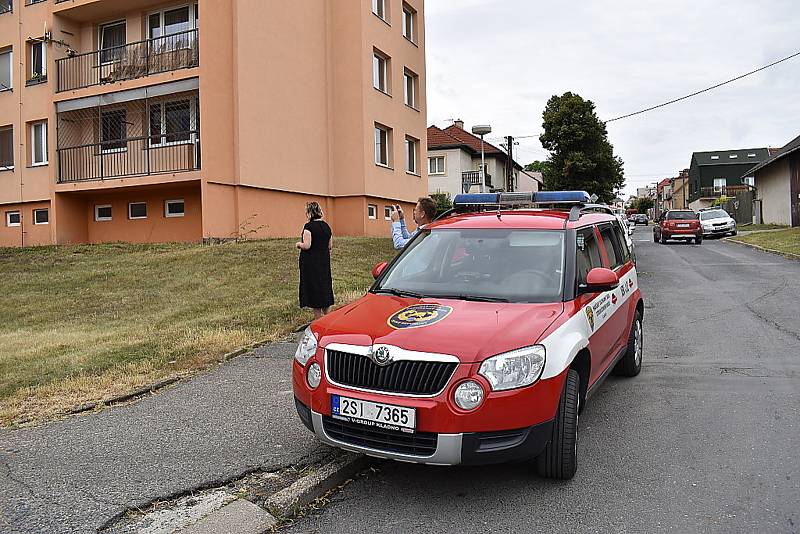 Ve Slaném hoří byt v paneláku, psa hasiči zachránili.