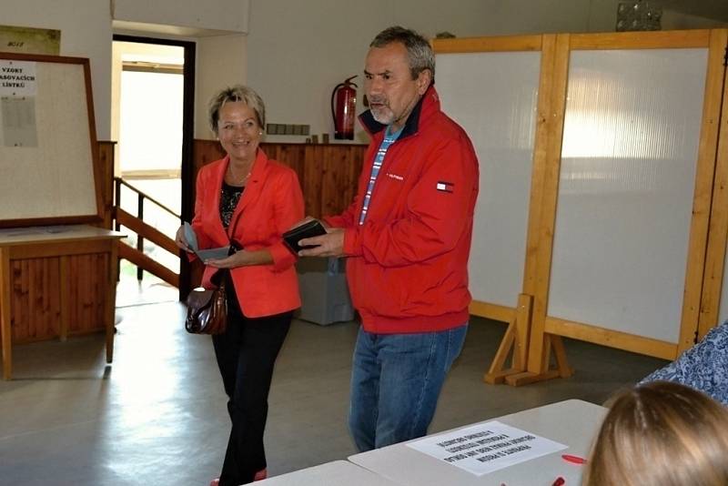 Voliče v Tuchlovicích a v Kačici zvěčnila tradičně fotografka Kladenského deníku Jana Jirásková. Nechybí ani letošní prvovolič z Kačice, student Karel Kučera.