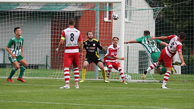 Míč míří do branky hostí, za sekundu exploduje gejzír zelenobílé radosti, branka byla vítězná // Sokol Hostouň - Povltavská FA 1:0 (0:0), ČFL, 29. 8. 2021