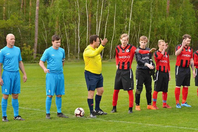 Zichovec (v červeném) porazil doma nečekaně Švermov 3:1.