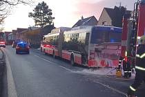 Kladenští hasiči ve středu ráno spěchali k nahlášenému požáru autobusu.