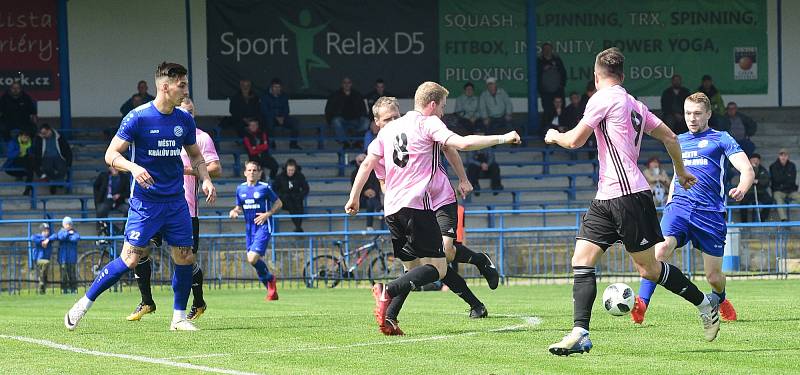 Králův Dvůr ( v modrém) přehrál v ČFL Velvary rekordně vysoko 8:1.