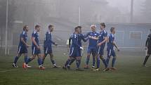 V posledním podzimním kole ČFL Velvary (v modré) porazili ve velké mlze Hradec králové B 6:0. Ladislav Vopat vstřelil 4 branky.