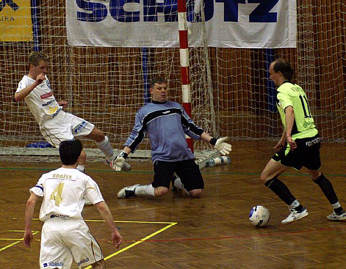 Vladyka v šanci před brankářem SK Pelcem. 