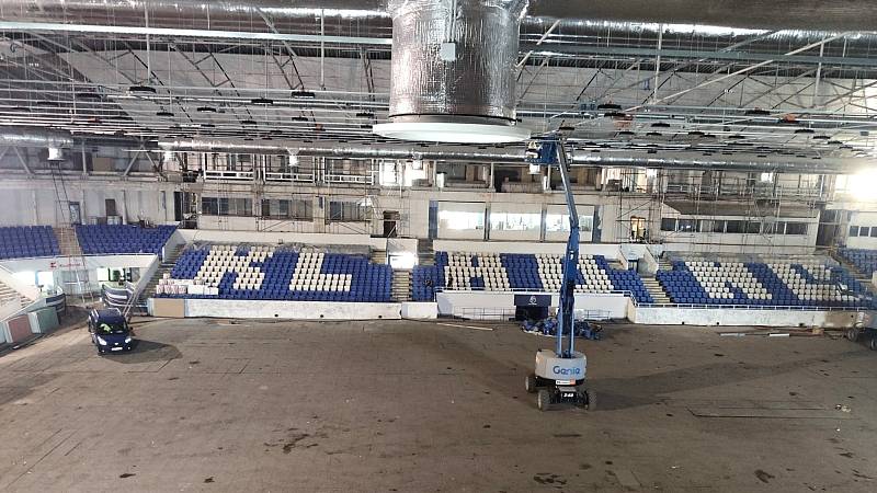 Rekonstrukce interiéru zimního stadionu v Kladně zase o kus pokročila.