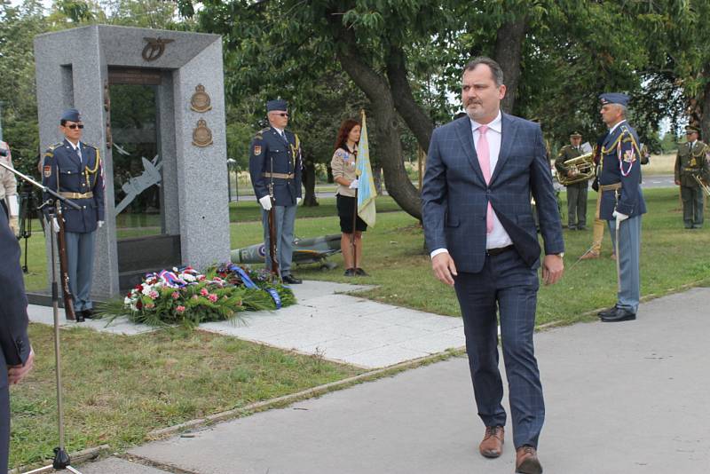 Na ruzyňském letišti si připomněli návrat československých pilotů.