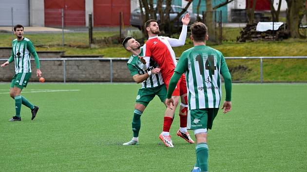 ČFL: Sokol Hostouň (v zelenobílém) remizoval v Rynholci s Karlovými Vary 1:1.