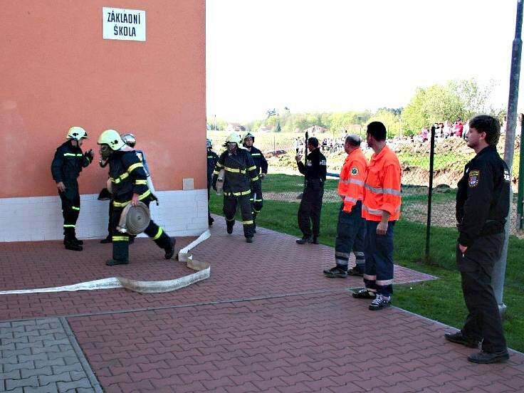 Středočeští záchranáři z výjezdového stanoviště Roztoky zúčastnili cvičení IZS v Hostivici