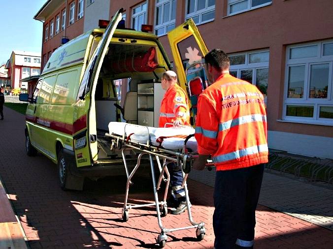 Středočeští záchranáři z výjezdového stanoviště Roztoky zúčastnili cvičení IZS v Hostivici