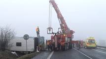 Vážná nehoda uzavřela na silnici I/7 u Panenského Týnce. Havaroval zde autobus se školními dětmi. 