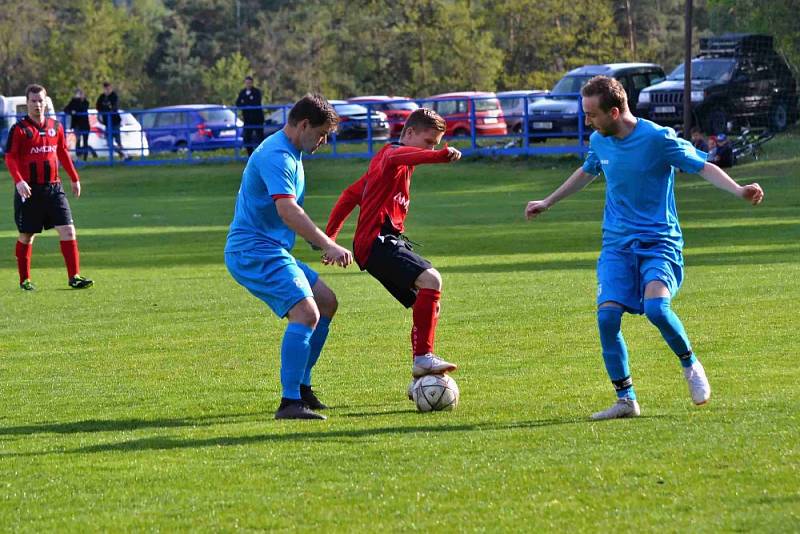 Zichovec (v červeném) porazil doma nečekaně Švermov 3:1.