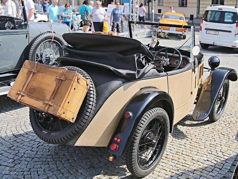 Výstava veteránů na náměstí Starosty Pavla v Kladně, před startem sobotní etapy // 2. ročník Veteran rallye Kladno