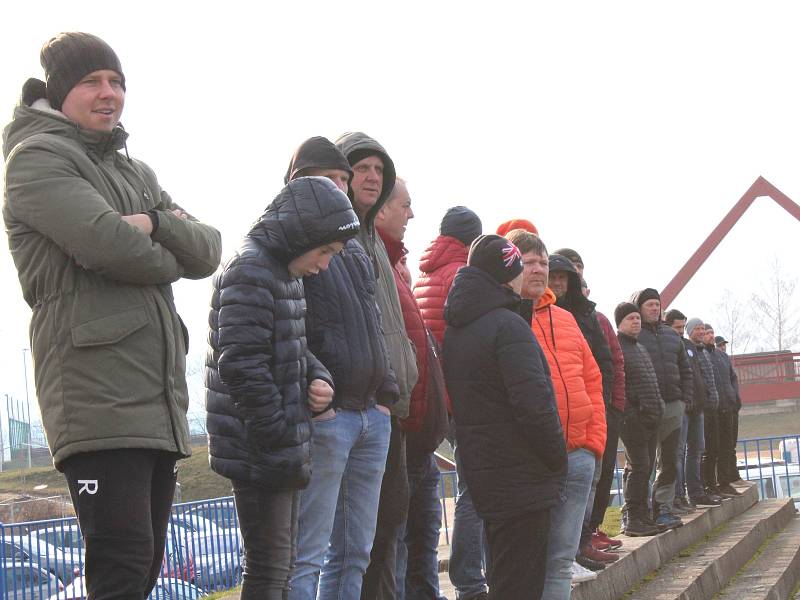 Fotbalisté SK Slaný (v modrém) přehráli doma v divizi B Tatran Rakovník 1:0 až po penaltách.