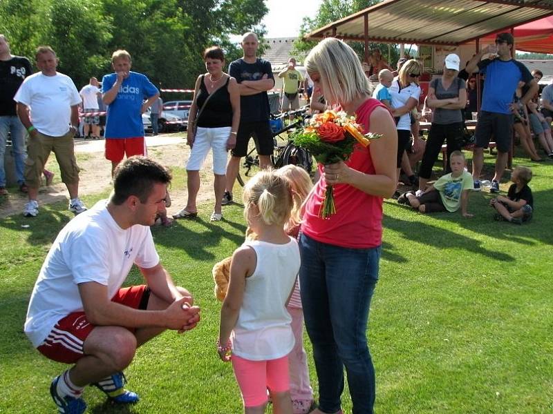 Čtvrtý ročník Memoriálu Michala Ježka v Knovízi opět vyšperkovala účast hokejových hvězd Ondřeje Pavelce, Michaela Frolíka nebo Jiřího Tlustého. 