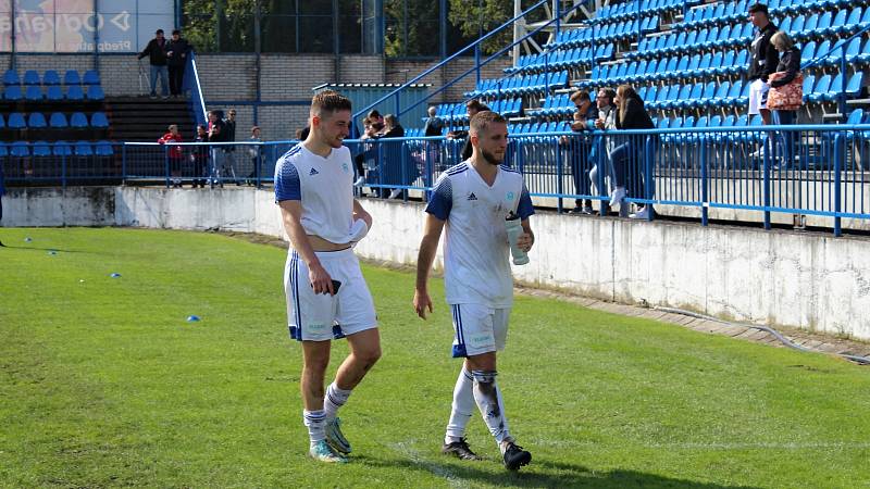 Kladno (v bílém) porazilo Kosmonosy 1:0 gólem Boráka v poslední minutě.