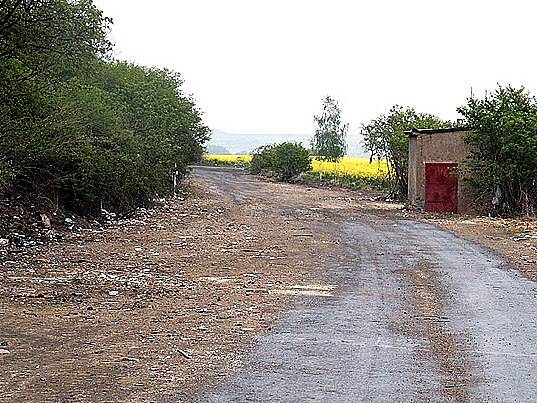 Desítky tun odpadu ze staré vyasfaltované komunikace zmizely. Město Buštěhrad brzy uspořádá s vlastníky pozemků schůzku. Jejím cílem bude domluvit se na účinných preventivních opatřeních, aby skládka nebyla obnovována.