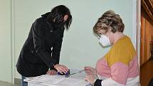 Výdej antigenních testů školám z Kladenska v Kladně na úřadě.
