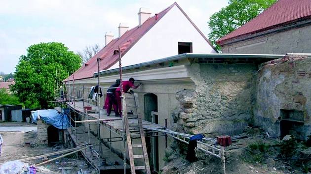 Rekonstrukce jednoho z křídel zámku Koleč finišuje.