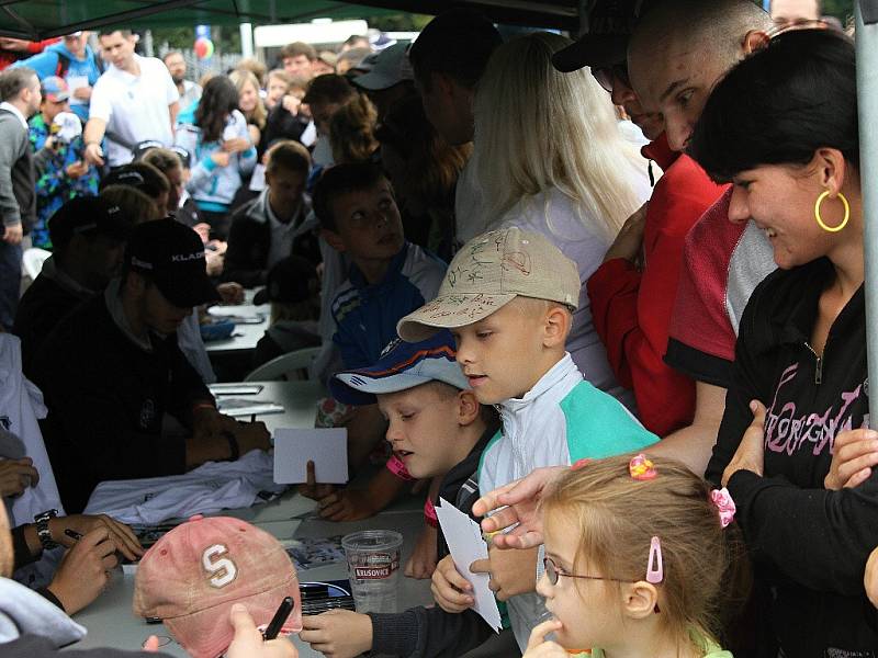 Rytíři Kladno připravili pro fanoušky hokeje propagační hody / Sletiště - Dny města Kladna 1. 9. 2012 