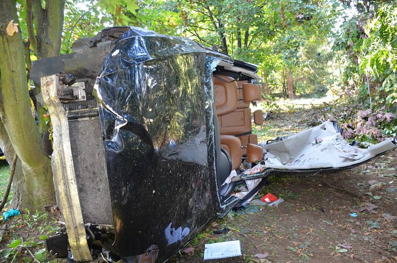 Audi vyletělo ve vysoké rychlosti ze silnice a skončilo v zahradě.