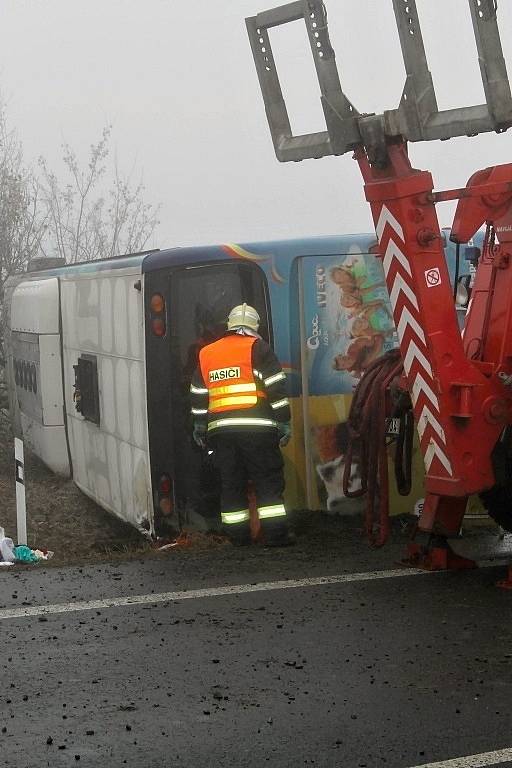 Vážná nehoda uzavřela na silnici I/7 u Panenského Týnce. Havaroval zde autobus se školními dětmi. 