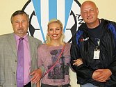 Zatímco moderátorku Novy Lucii Borhyovou nedávno předseda SK Slaný Zdeněk Hořejší (vlevo) na stadionu vítal,  v pátek přišla návštěva nezvaná - zloděj.