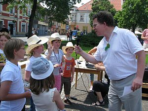 Rekordmani a vítězové jednotlivých kategorií se sešli při slavnostním dojezdu Velké knihovnické jízdy ve Slaném na Masarykově náměstí.