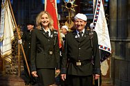 Kominice Iveta Jelínková s otcem Josefem v uniformě při letošním 150. výročí založení cechu kominického v katedrále sv. Víta v Praze.