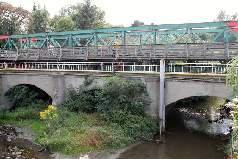 Současná podoba mostu přes Bakovský potok ve Velvarech. Nový most začnou stavět zjara 2018.