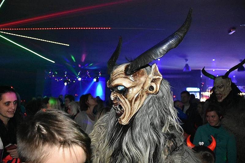 Krampusové ve Slaném a v Libušíně.