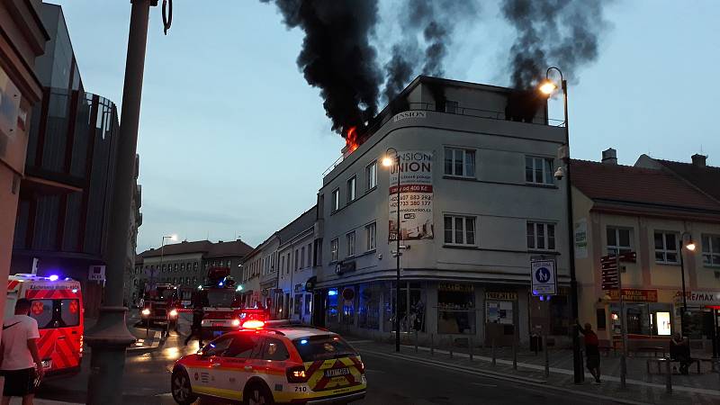 Penzion Union ve Slaném zahalily plameny, hasiči museli budovu evakuovat.