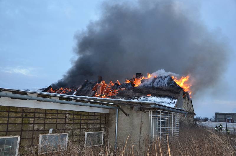 Požár starého statku v Hřebči likvidován ve druhém poplachovém stupni.
