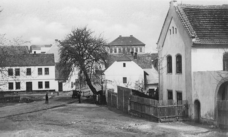 Pohled na místní náves v pozadí se školou, foceno v roce 1928.